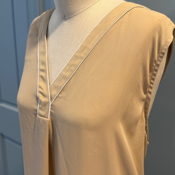 Ann Taylor. XXL sleeveless Blouse. Cream. Small Snag. Vneck. GUC. Polyester - Picture 5 of 5